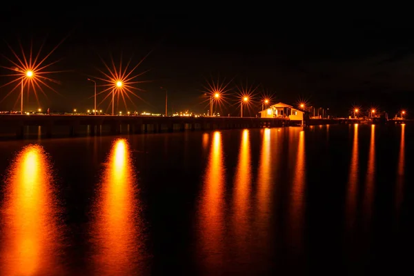 Malé přístavní plavidlo a reflektovat lampu v nočním čase — Stock fotografie