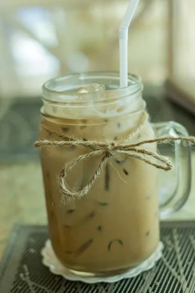 Frischer Eiskaffee im großen Glas mit Stroh — Stockfoto