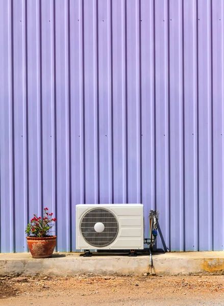 Old compressor air-conditioner and Flower Pot on zinc wall — Stock Photo, Image