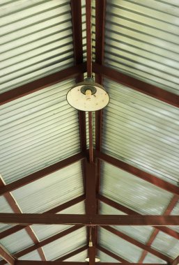 Çinko çatı altında asılı metal net lamba