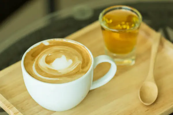 Xícara de Cappuccino com espuma — Fotografia de Stock