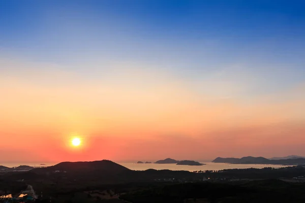 Küstenstadt und Insel bei Sonnenuntergang — Stockfoto