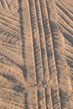 Kumdaki lastik izleri.