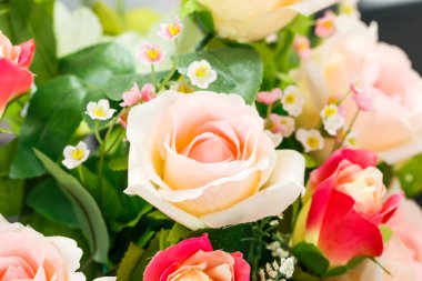 kumaştan yapılmış gül çiçekleri yakın 