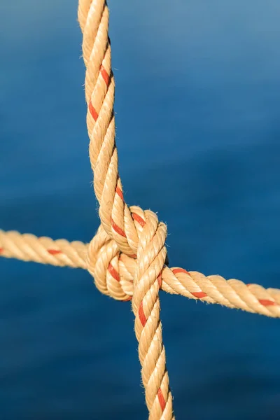 Old fishing boat rope with a Tied Knot — Stock Photo, Image