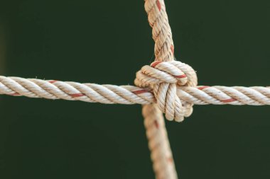Bağlı Bir Knot ile eski balıkçı teknesi halat