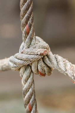 Bağlı Bir Knot ile eski balıkçı teknesi halat