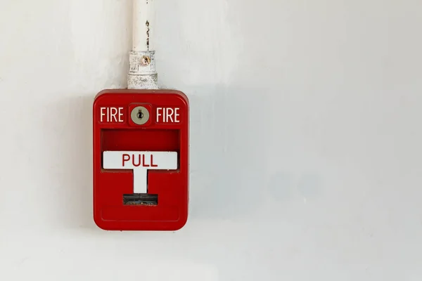 Stare czerwone pole alarm pożarowy na białym tle — Zdjęcie stockowe