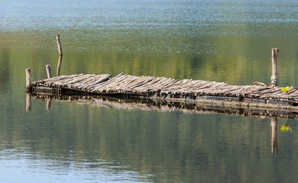 Alte Holzbrücke über den See — Stockfoto