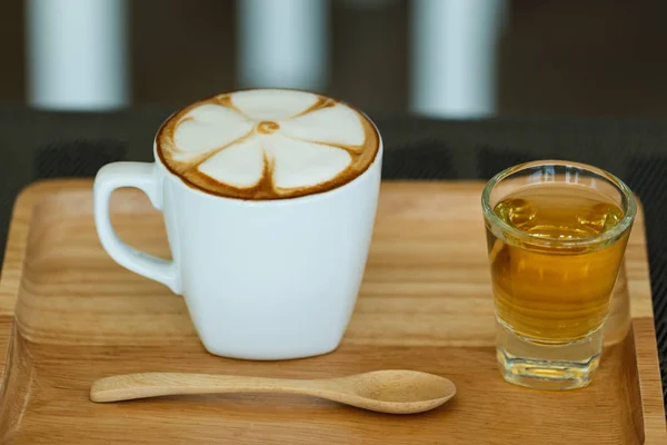 Köpük ve çay ile kapuçino fincan — Stok fotoğraf