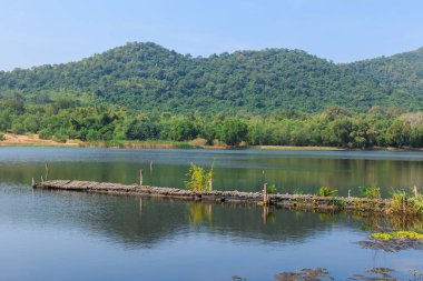Göl boyunca eski Ahşap köprü