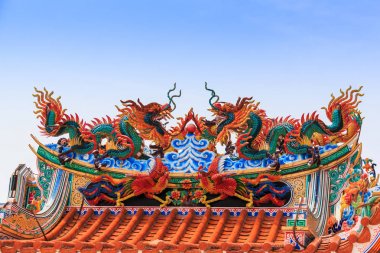 ejderha heykeli Çin Tapınağı çatı üzerinde 