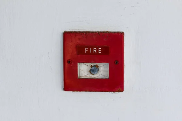 Çimento duvarında eski kırmızı kutu yangın alarmı — Stok fotoğraf