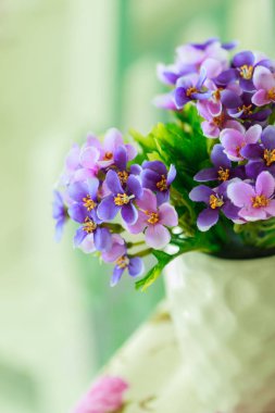 kumaştan yapılmış mor çiçekler yakın