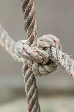 Bağlı Bir Knot ile eski balıkçı teknesi halat