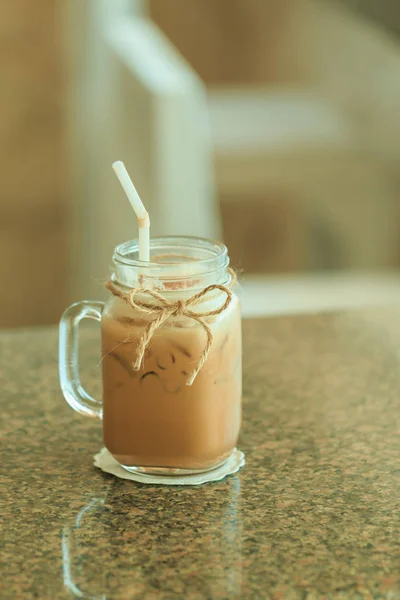 Frischer Eiskaffee im großen Glas mit Stroh — Stockfoto