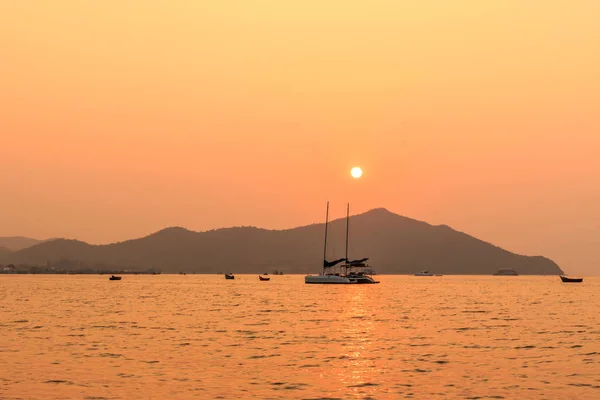 Schöner Sonnenuntergang und Segelboot — Stockfoto
