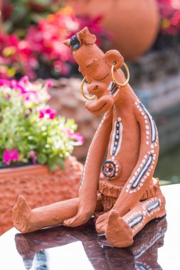 Uyuyan Barbar Clay Dolls bahçede masada oturan