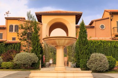 Korat , Tayland - 18 Temmuz 2019 : Primo Piazza , Tayland'ın Korat eyaletinde İtalyan tarzı küçük bir kasaba. Primo meydanının önündeki çeşme