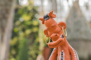 bahçede masada oturan Uyuyan Barbar Clay Dolls kadar yakın