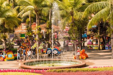 Pattaya , Tayland - 6 Temmuz 2019 : Tayland Nong Nooch Tropikal Botanik Bahçesi'nde çeşme ve oyuncak