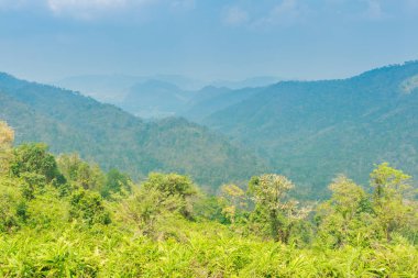 Khao Yai Milli Parkı , Tayland ilk Milli Parkı Nakhon Ratchasima onun 2.100 kilometre kare toplu ile dört farklı ilde yayılır