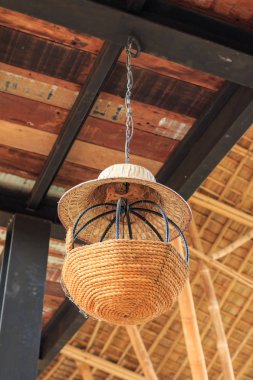 Şapka ve ipten yapılmış lambalar