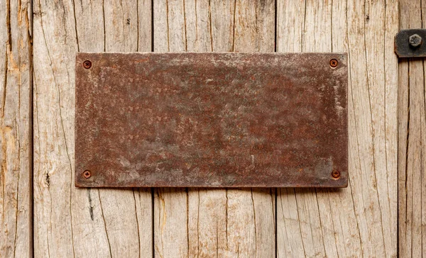 Etichetta in acciaio arrugginito su legno — Foto Stock