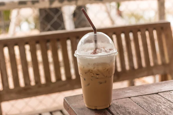 Frischer Eiskaffee in großem Plastikglas mit Stroh — Stockfoto