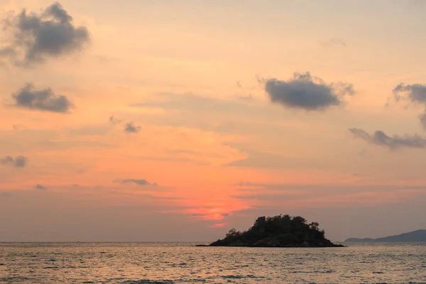 Meer und Insel im Sonnenuntergang — Stockfoto