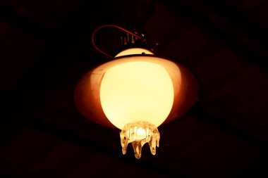 Gece asılı metal lamba
