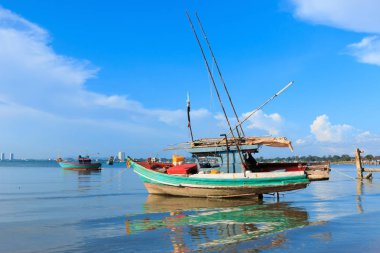 Chonburi Eyaleti, Tayland, kıyıya yakın bağlantılı balıkçı tekneleri
