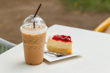 Buzlu kahve ve çilekli Kek