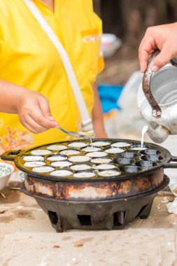 Tay geleneksel tatlı, toz kızarmış hindistan cevizi sütü yapmak