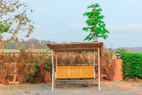 parkta sarı salıncak