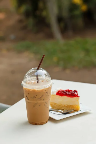 Eiskaffee und Erdbeerkuchen — Stockfoto