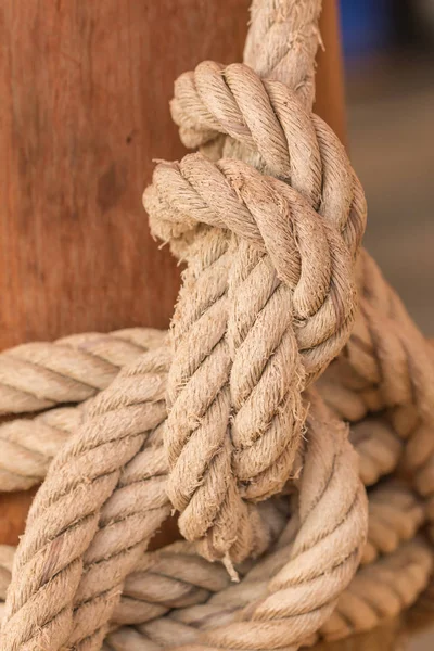 묶여 있는 매듭을 가진 오래된 낚시 보트 밧줄 — 스톡 사진