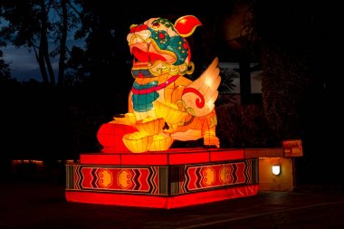 Pattaya Alangkarn fenerler festivalinde gece saatlerinde renkli Pixiu, Tayland.