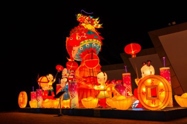 Pattaya Alangkarn fenerler festivalinde gece saatlerinde renkli fenerler, Tayland.