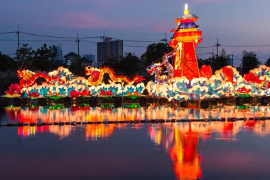 Pattaya, Tayland Alangkarn fenerler festivalinde renkli ejderha.