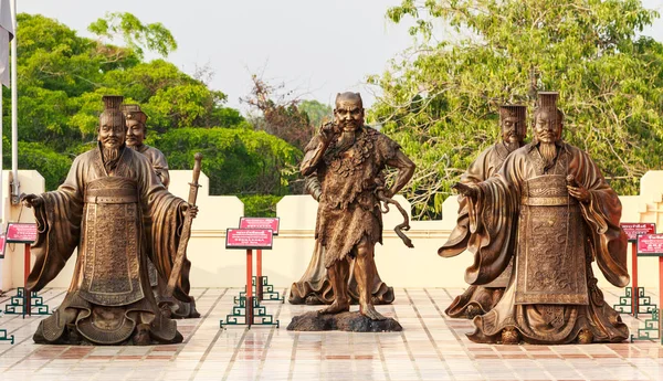 Çin İmparatoru'nun farklı dövüş sanatlarını betimleyen heykelleri, Tayland'ın Pattaya kentindeki Çin tapınağı Anek Kusala Sala'da (Viharn Sien) poz veriyor..