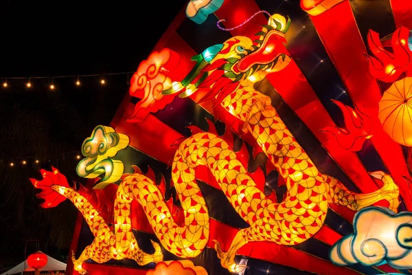 Pattaya Alangkarn fenerler festivalinde renkli ejderha, Tayland.