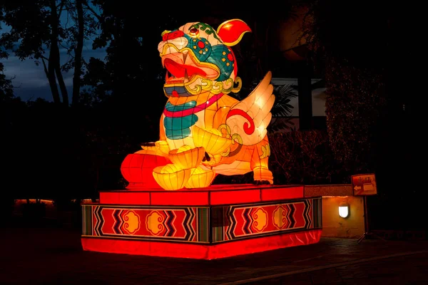 Pattaya Alangkarn fenerler festivalinde gece saatlerinde renkli Pixiu, Tayland.