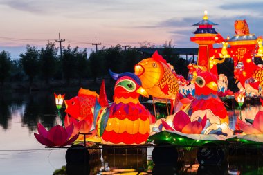 Pattaya, Tayland Alangkarn fenerler festivalinde gece saatlerinde renkli hayvanlar.          