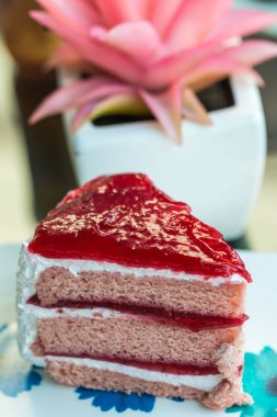 beyaz çanak üzerinde çilek tabakası kek kadar yakın