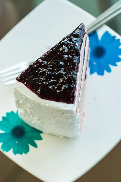 सफेद डिश पर ब्लूबेरी परत केक — स्टॉक फ़ोटो, इमेज