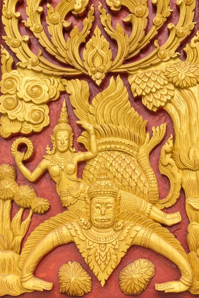 Резьба по дереву, золото на красном фоне в храме, Таиланд — стоковое фото