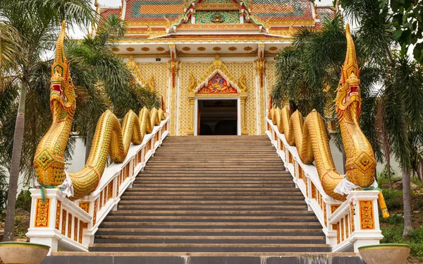 Zwei Naga-Statuen am Tempel, Thailand — Stockfoto