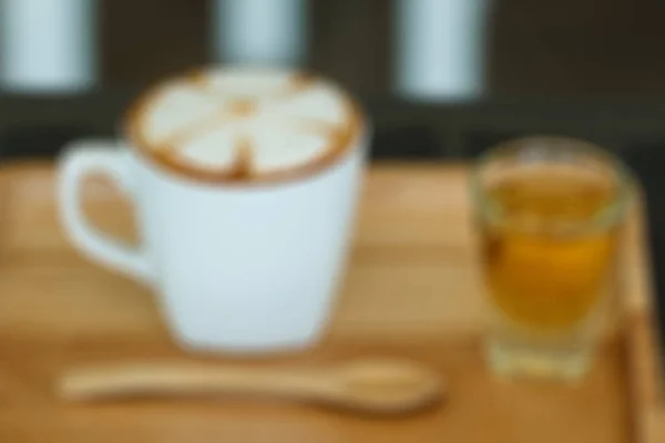 Filiżanka cappuccino z pianką niewyraźne tło — Zdjęcie stockowe