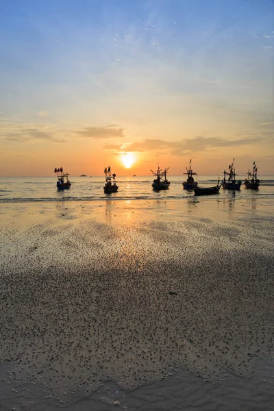 Napfelkelte a hua hin strand Thaiföldön Stock Fotó
